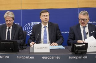 Paolo Gentiloni, Valdis Dombrovskis a Nicolas Schmit