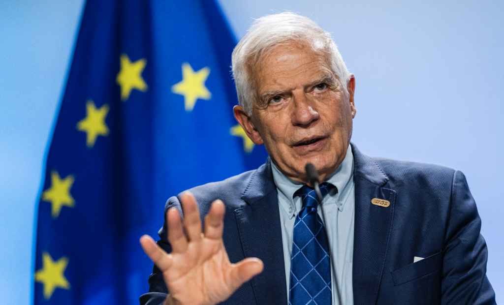 Borrell: EÚ si musí vybrať, či podporí medzinárodné inštitúcie, alebo Izrael