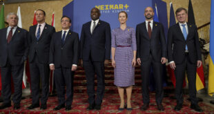 Na snímke zľava taliansky šéf diplomacie Antonio Tajani, poľský šéf diplomacie Radoslaw Sikorski, jeho španielsky rezortný kolega José Manuel Albares Bueno, britský šéf diplomacie David Lammy, vysoká predstaviteľka Európskej únie (EÚ) pre zahraničné veci a bezpečnostnú politiku Kaja Kallasová, nový nemecký minister zahraničných vecí Johann Wadephul a francúzsky minister pre európske záležitosti Benjamin Haddad pózujú na rokovaní skupiny Weimar+ o Ukrajine. PHOTO: TASR