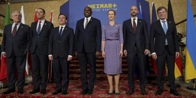 Na snímke zľava taliansky šéf diplomacie Antonio Tajani, poľský šéf diplomacie Radoslaw Sikorski, jeho španielsky rezortný kolega José Manuel Albares Bueno, britský šéf diplomacie David Lammy, vysoká predstaviteľka Európskej únie (EÚ) pre zahraničné veci a bezpečnostnú politiku Kaja Kallasová, nový nemecký minister zahraničných vecí Johann Wadephul a francúzsky minister pre európske záležitosti Benjamin Haddad pózujú na rokovaní skupiny Weimar+ o Ukrajine. PHOTO: TASR