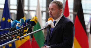 Eurokomisár pre energetiku a bývanie Dan Jörgensen pred stretnutím ministrov členských krajín EÚ zodpovedných za energetiku. PHOTO: TASR (AP Photo/Virginia Mayo)