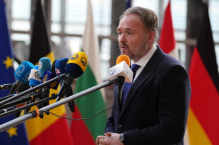 Eurokomisár pre energetiku a bývanie Dan Jörgensen pred stretnutím ministrov členských krajín EÚ zodpovedných za energetiku. PHOTO: TASR (AP Photo/Virginia Mayo)